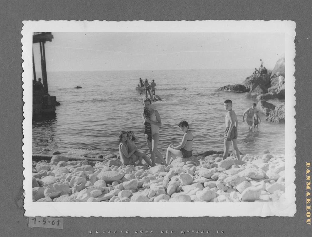 LA TEJERA LE ROCHER PLAT AVEC SON ABRI A BARQUE DESSUS.jpg